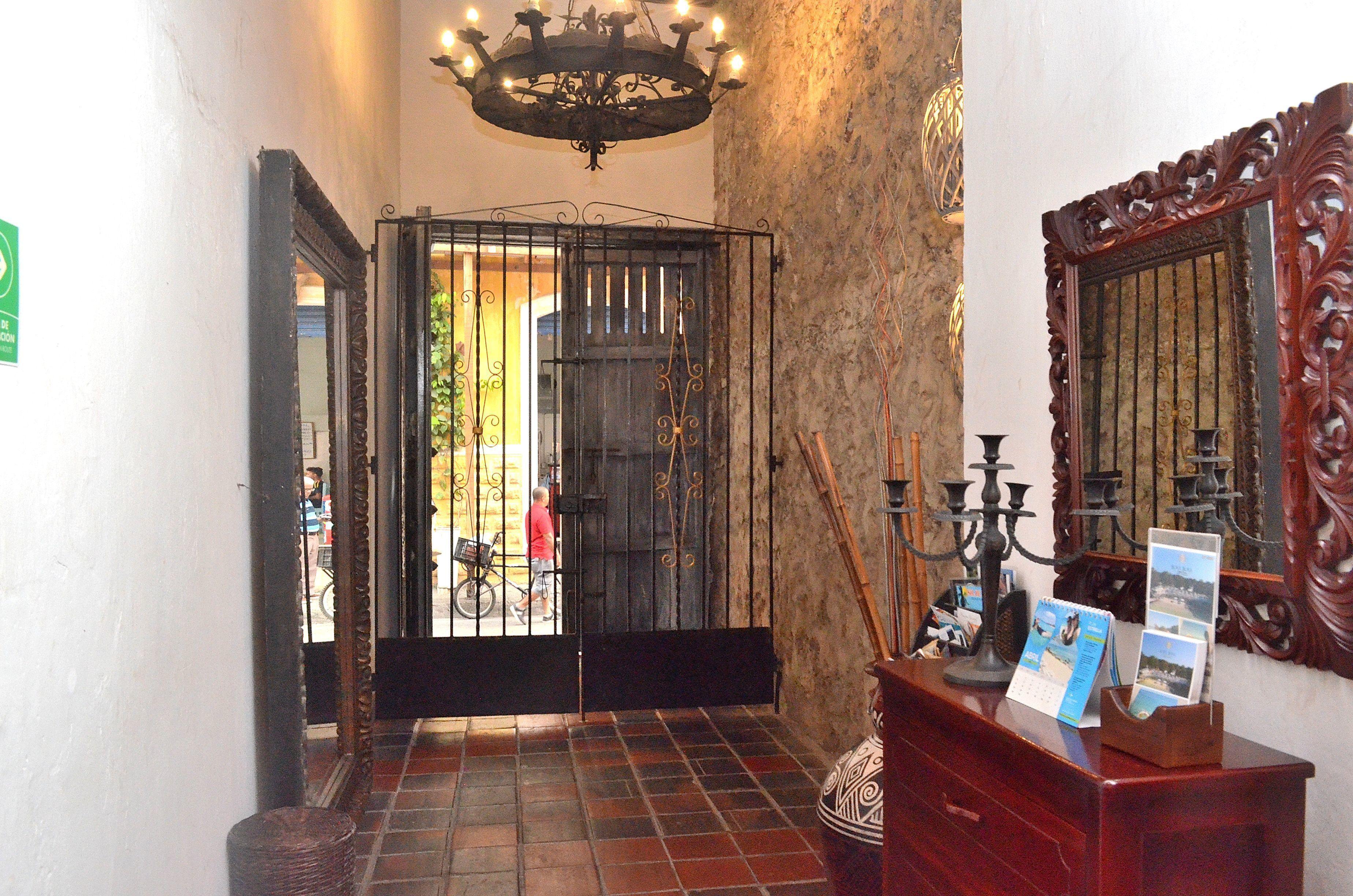 Puertas De Hotel 3*